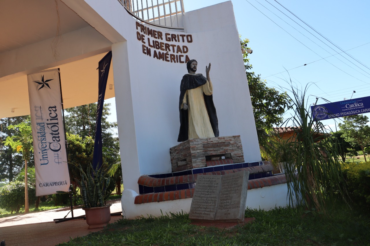 Monumento en el campus